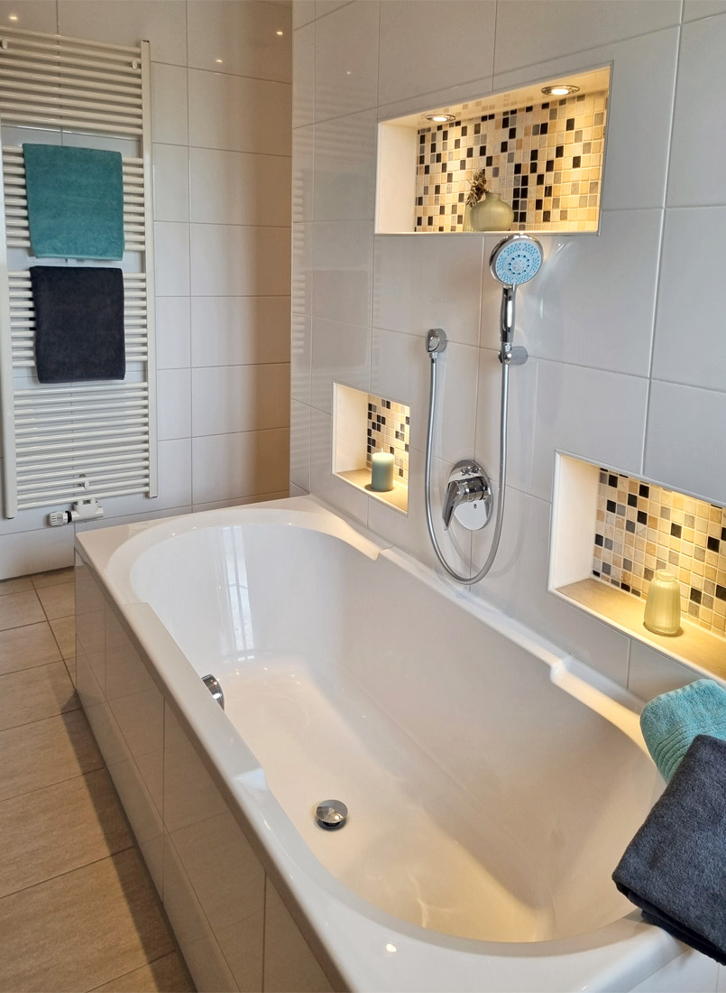 Großes, helles Bad mit Badewanne