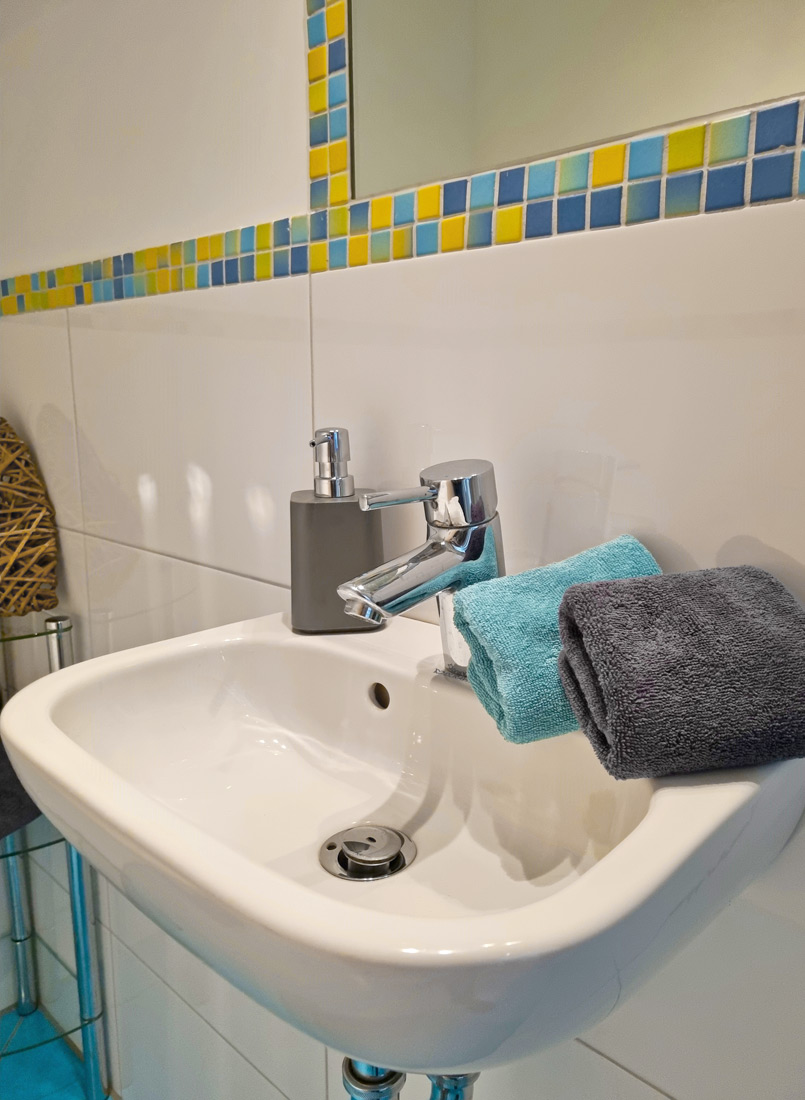 Badezimmer mit WC und Dusche