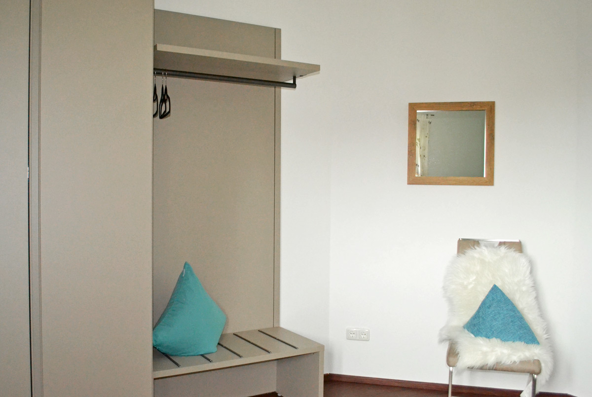 Kleiderschrank mit Kofferablage